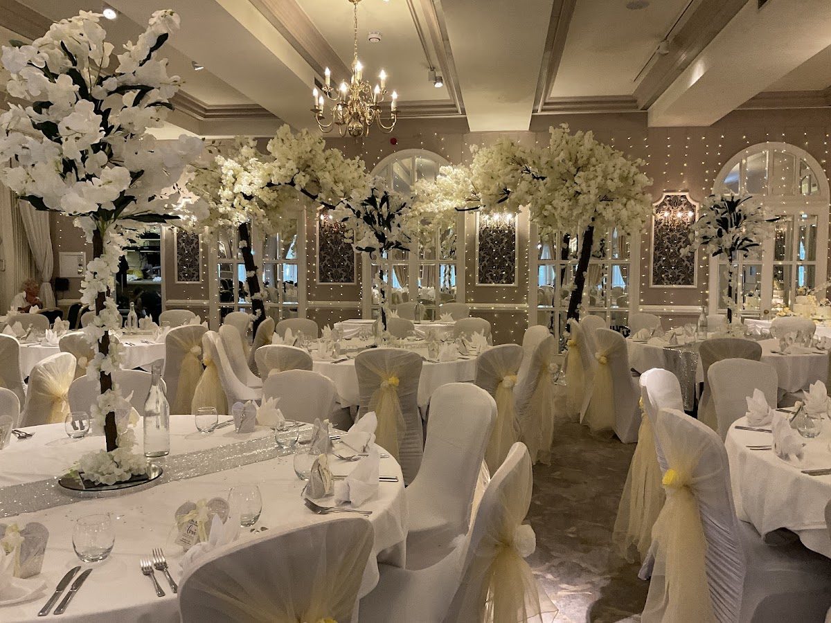 Cakes 4 U by Julz & The Wedding Emporium Limited
